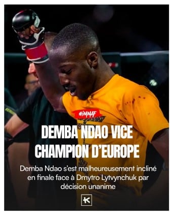 Demba Ndao en t-shirt orange, le bras levé après le combat